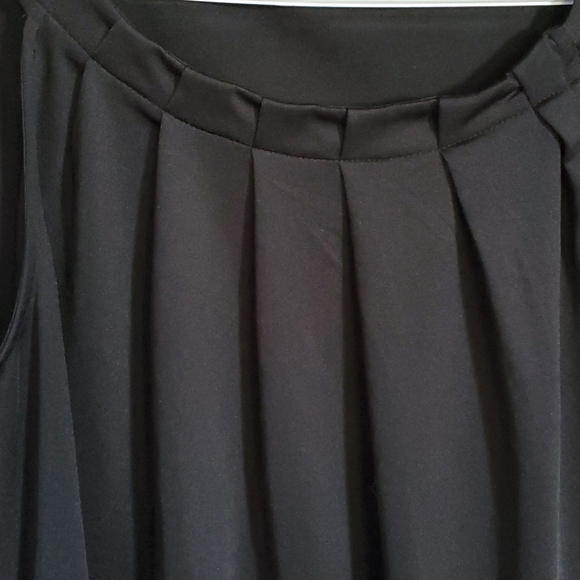 Black pleated tank - Picture 2 of 2